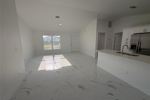 House in Cape Coral, Florida 3 bedrooms, 121.7 sq.m. № 2122505 - photo 3