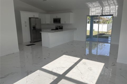 House in Cape Coral, Florida 3 bedrooms, 121.7 sq.m. № 2122505 - photo 4
