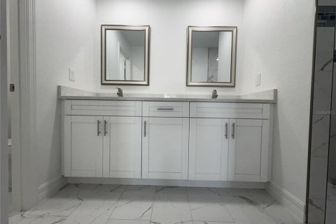 House in Cape Coral, Florida 3 bedrooms, 121.7 sq.m. № 2122505 - photo 8