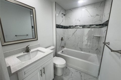 House in Cape Coral, Florida 3 bedrooms, 121.7 sq.m. № 2122505 - photo 6