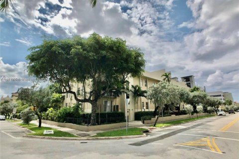Condo in Coral Gables, Florida, 2 bedrooms  № 1890812 - photo 1