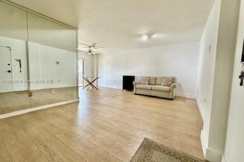 Condo in Coral Gables, Florida, 2 bedrooms  № 1890812 - photo 2