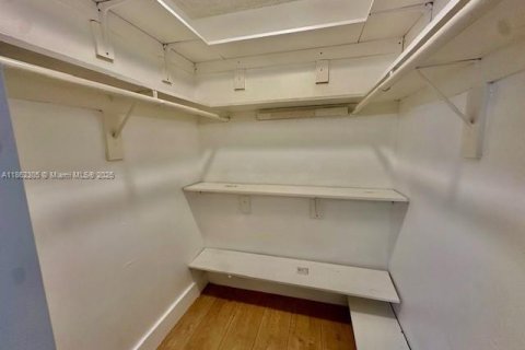 Condo in Coral Gables, Florida, 2 bedrooms  № 1890812 - photo 21