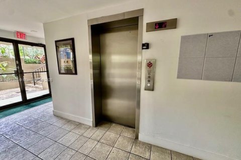 Condo in Coral Gables, Florida, 2 bedrooms  № 1890812 - photo 12