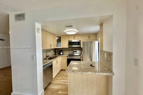 Condo in Coral Gables, Florida, 2 bedrooms  № 1890812 - photo 14