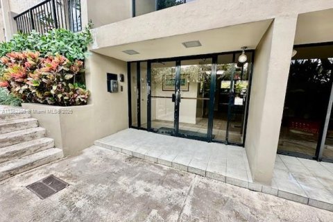 Condo in Coral Gables, Florida, 2 bedrooms  № 1890812 - photo 11