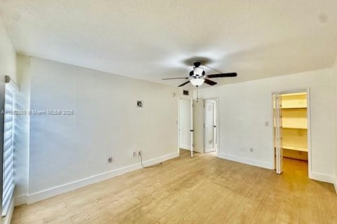 Condo in Coral Gables, Florida, 2 bedrooms  № 1890812 - photo 6