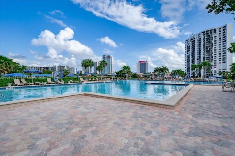 Condominio en alquiler en Hallandale Beach, Florida, 2 dormitorios, 118.91 m2 № 2025867 - foto 19