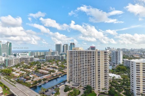 Condominio en Hallandale Beach, Florida, 2 dormitorios  № 2025867