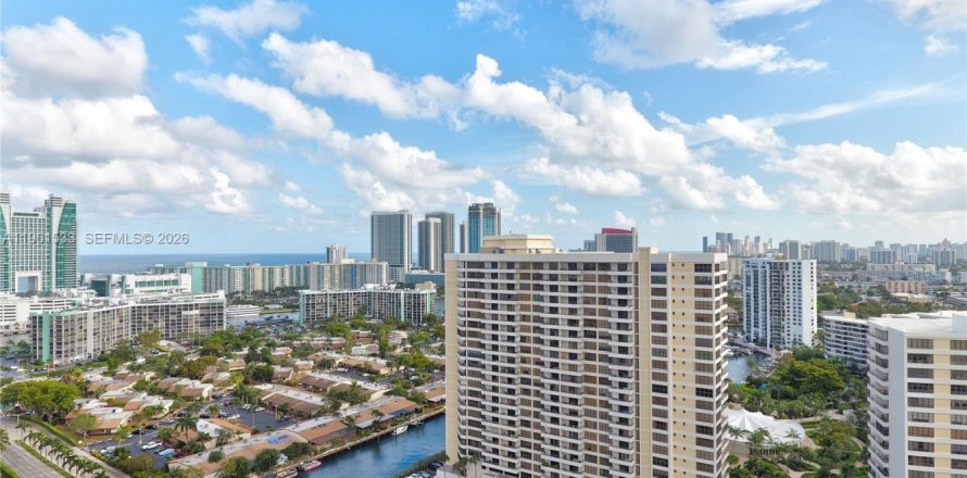 Condominio en Hallandale Beach, Florida, 2 dormitorios  № 2025867
