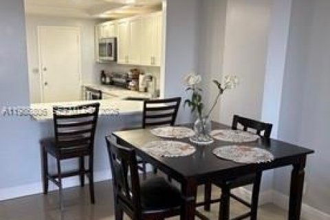 Снять в аренду кондоминиум в Халландейл-Бич, Флорида 2 спальни, 106.84м2, № 2048881 - фото 9