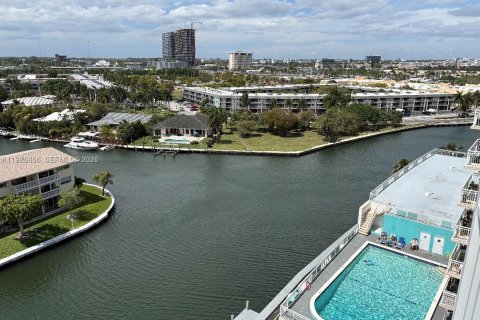 Condominio en Hallandale Beach, Florida, 2 dormitorios  № 2048881