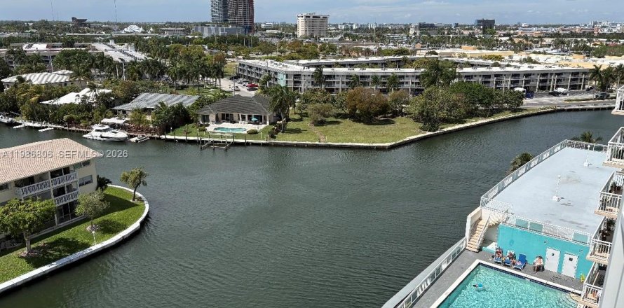 Кондоминиум с 2 спальнями в Халландейл-Бич, Флорида № 2048881