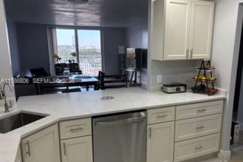 Снять в аренду кондоминиум в Халландейл-Бич, Флорида 2 спальни, 106.84м2, № 2048881 - фото 11