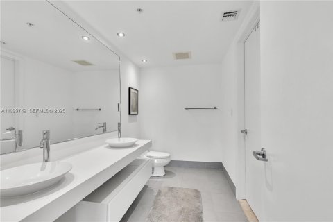 Condo in Miami, Florida, 2 bedrooms  № 1983966 - photo 2