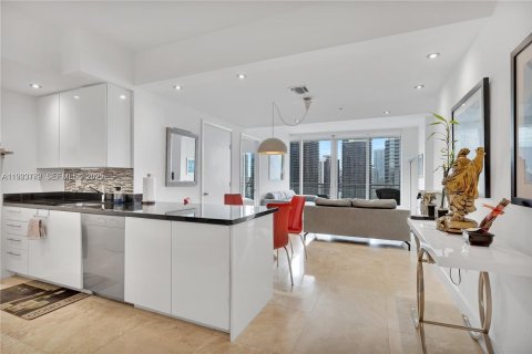 Condo in Miami, Florida, 2 bedrooms  № 1983966 - photo 1