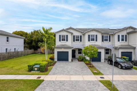 Снять в аренду таунхаус в Хомстед, Флорида 3 спальни, 123.65м2, № 1999649 - фото 2