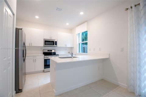 Снять в аренду таунхаус в Хомстед, Флорида 3 спальни, 123.65м2, № 1999649 - фото 10