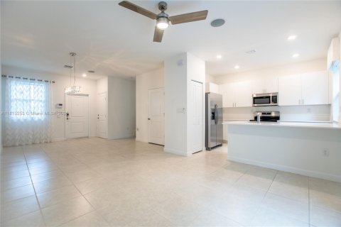 Снять в аренду таунхаус в Хомстед, Флорида 3 спальни, 123.65м2, № 1999649 - фото 8