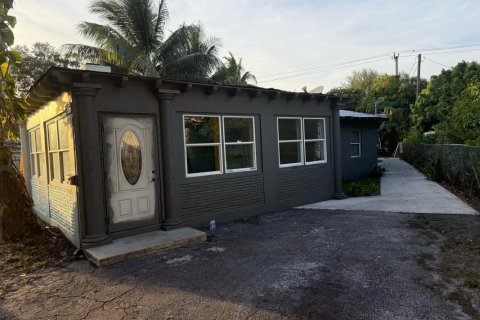Commercial property in Hollywood, Florida 222.69 sq.m. № 2194307