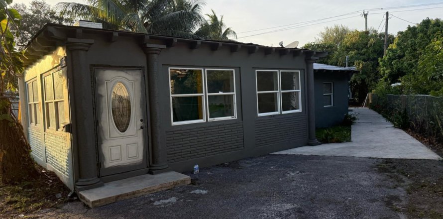 Commercial property in Hollywood, Florida 222.69 sq.m. № 2194307