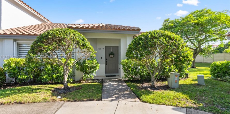 House in Pembroke Pines, Florida 3 bedrooms, 111.85 sq.m. № 1890803