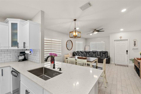 House in Pembroke Pines, Florida 3 bedrooms, 111.85 sq.m. № 1890803 - photo 18