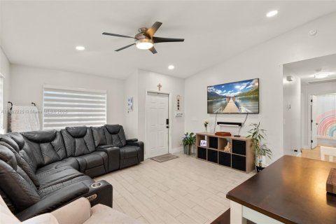 House in Pembroke Pines, Florida 3 bedrooms, 111.85 sq.m. № 1890803 - photo 12