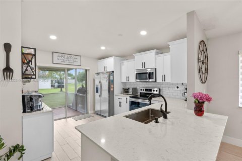 House in Pembroke Pines, Florida 3 bedrooms, 111.85 sq.m. № 1890803 - photo 2