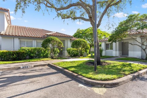 House in Pembroke Pines, Florida 3 bedrooms, 111.85 sq.m. № 1890803 - photo 7