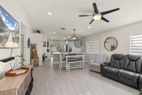 House in Pembroke Pines, Florida 3 bedrooms, 111.85 sq.m. № 1890803 - photo 10