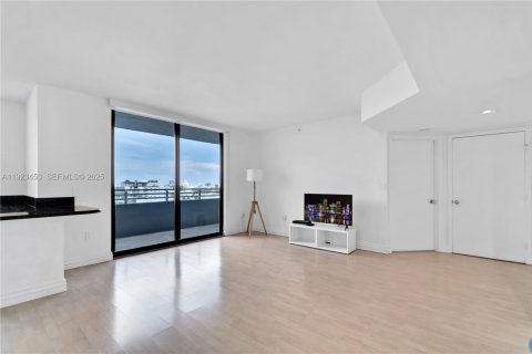 Copropriété à louer à Miami Beach, Floride: 2 chambres, 104.7 m2 № 1977441 - photo 9