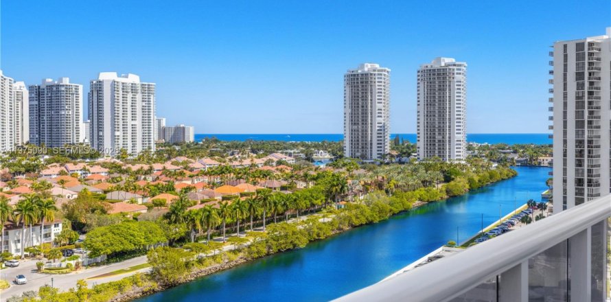 Кондоминиум с 1 спальней в Авентура, Флорида № 2035880