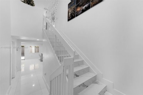 House in Homestead, Florida 5 bedrooms, 216.18 sq.m. № 1989028 - photo 4