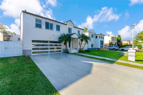 House in Homestead, Florida 5 bedrooms, 216.18 sq.m. № 1989028 - photo 2