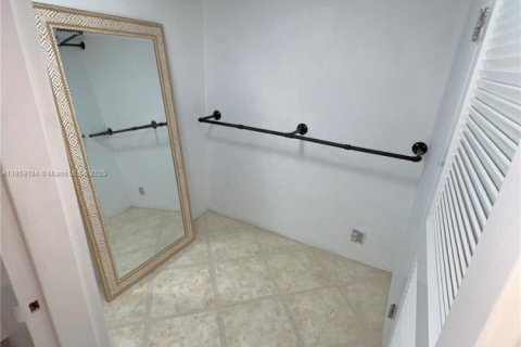 Condo in Miami, Florida  № 1887472 - photo 12