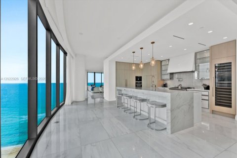 Condominio en venta en Sunny Isles Beach, Florida, 4 dormitorios, 323.67 m2 № 2153880 - foto 10