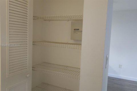 Купить кондоминиум в Майами, Флорида 1 спальня, 58.9м2, № 1684276 - фото 17