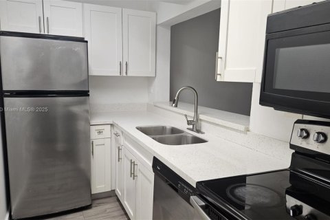 Купить кондоминиум в Майами, Флорида 1 спальня, 58.9м2, № 1684276 - фото 1