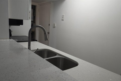 Купить кондоминиум в Майами, Флорида 1 спальня, 58.9м2, № 1684276 - фото 4