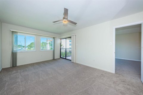 Condo in Tarpon Springs, Florida, 2 bedrooms  № 1618106 - photo 13