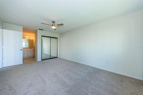 Condo in Tarpon Springs, Florida, 2 bedrooms  № 1618106 - photo 16
