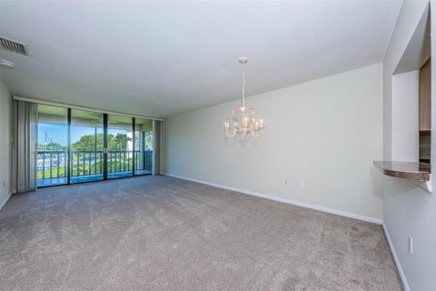 Condo in Tarpon Springs, Florida, 2 bedrooms  № 1618106 - photo 4