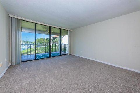 Condo in Tarpon Springs, Florida, 2 bedrooms  № 1618106 - photo 11