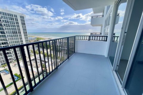 Condo in Pompano Beach, Florida, 2 bedrooms № 2249579 - photo 3