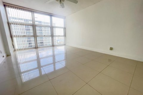 Condo in Pompano Beach, Florida, 2 bedrooms № 2249579 - photo 9