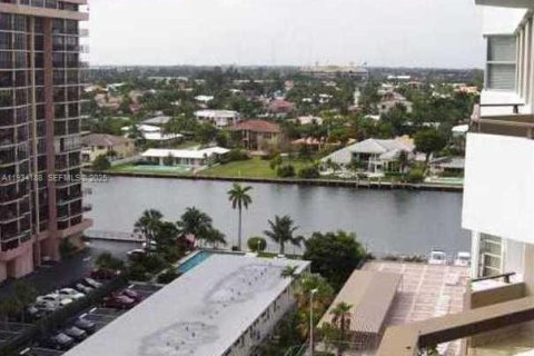 Condominio en venta en Hallandale Beach, Florida, 1 dormitorio, 80.82 m2 № 2035498 - foto 26