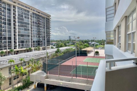 Condominio en venta en Hallandale Beach, Florida, 1 dormitorio, 80.82 m2 № 2035498 - foto 18