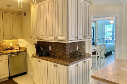 Condominio en venta en Hallandale Beach, Florida, 1 dormitorio, 80.82 m2 № 2035498 - foto 3