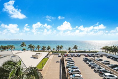 Condominio en Hallandale Beach, Florida, 2 dormitorios  № 2031853